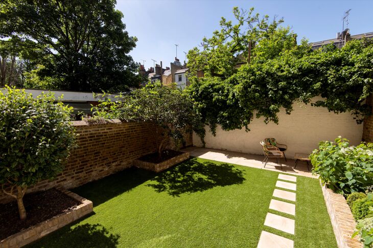 Flat Barkston Gardens in Greater London