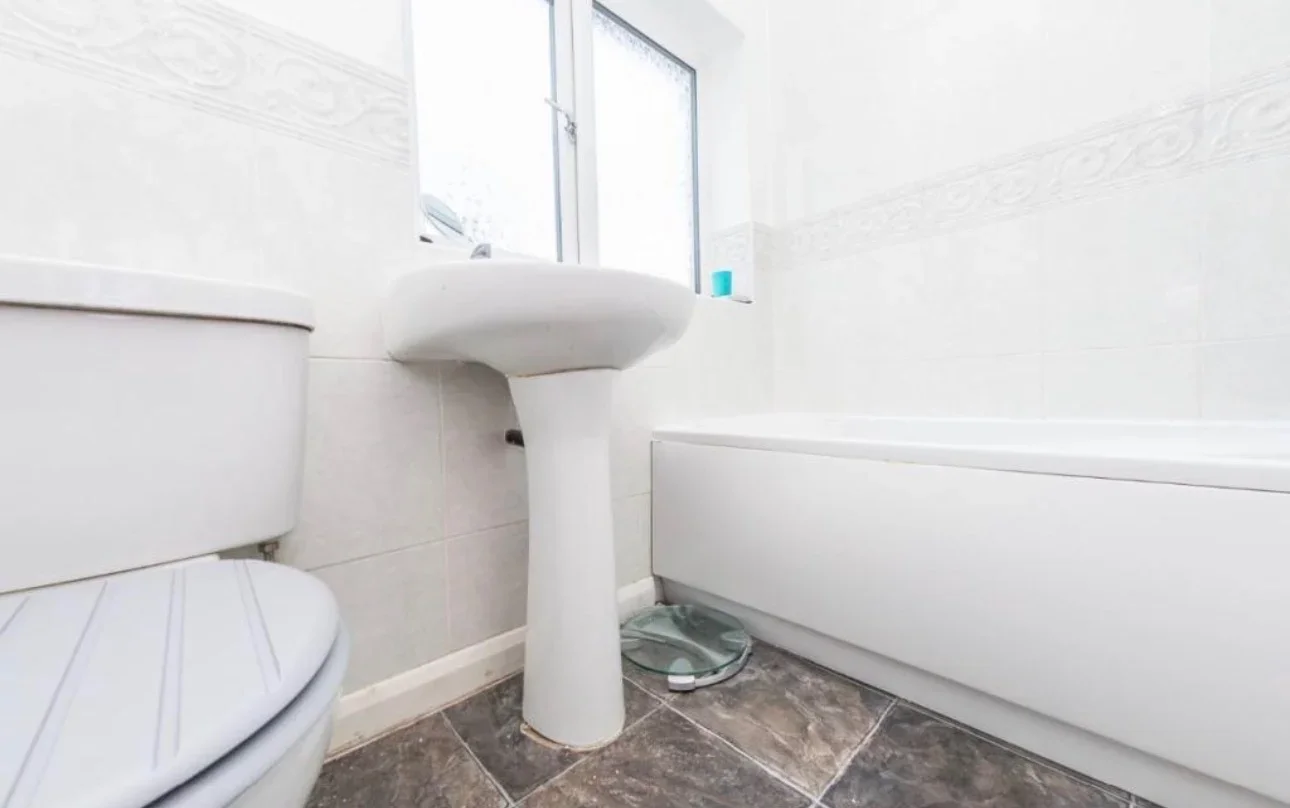 Room Monmouth Close in Greater London
