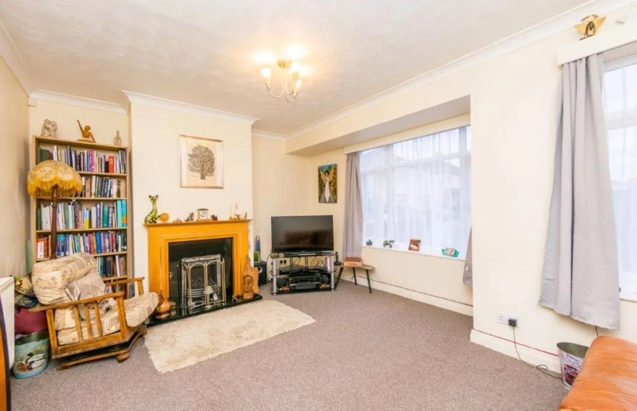 Room Monmouth Close in Greater London