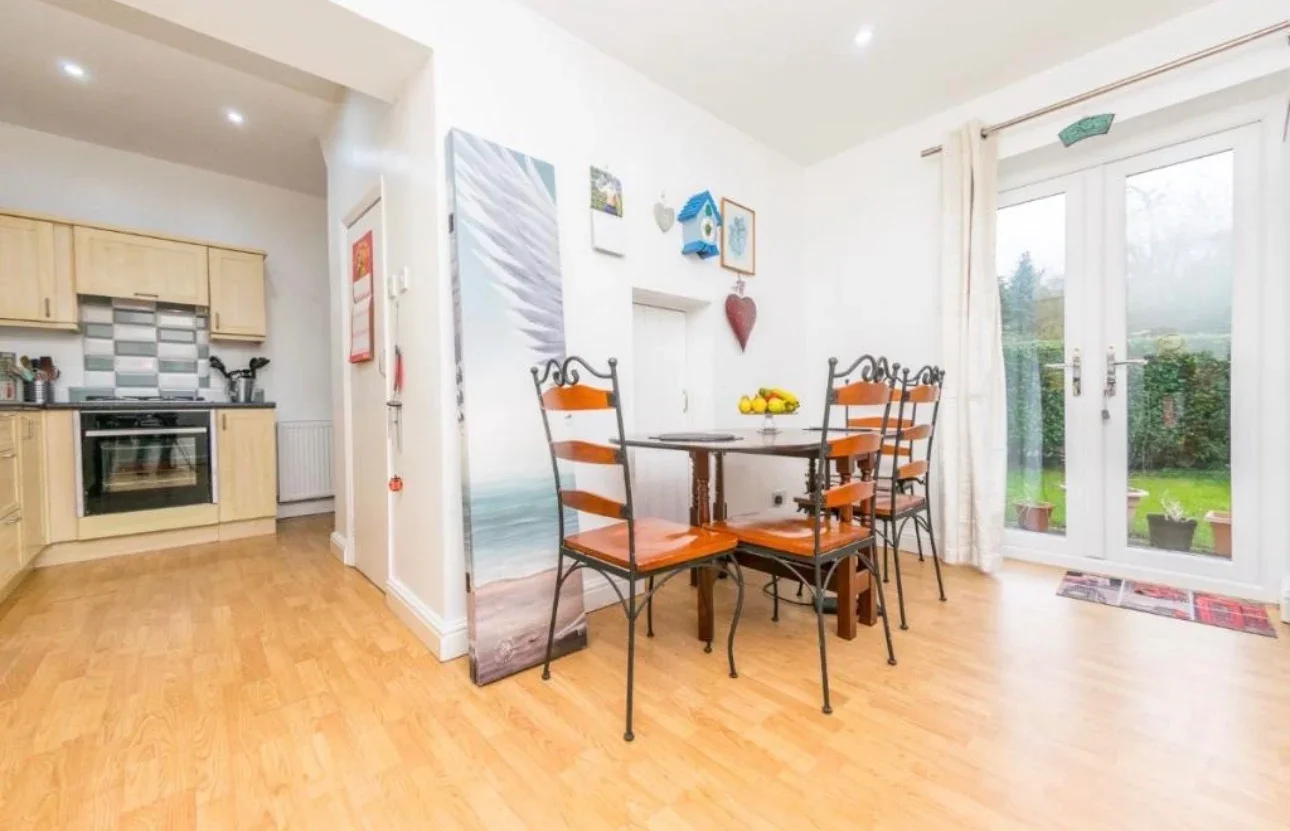 Room Monmouth Close in Greater London