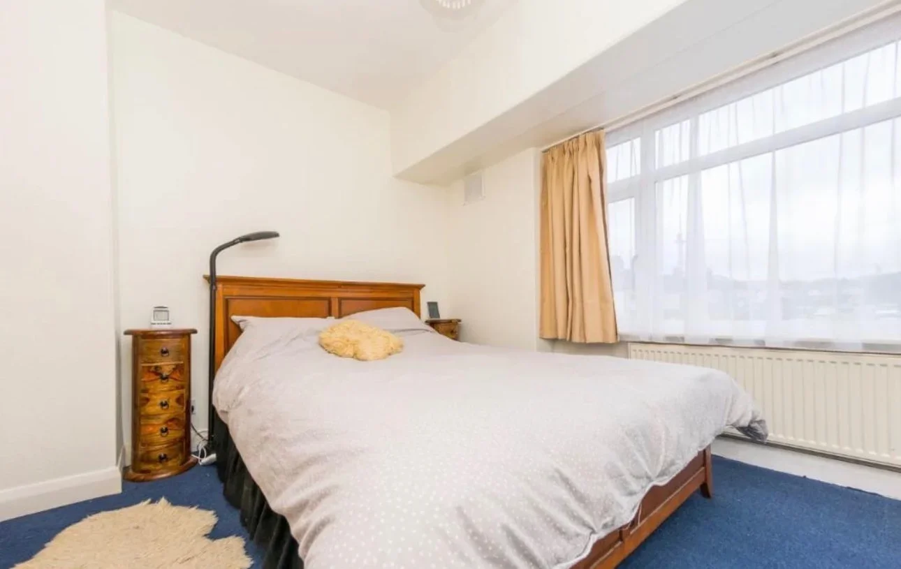 Room Monmouth Close in Greater London