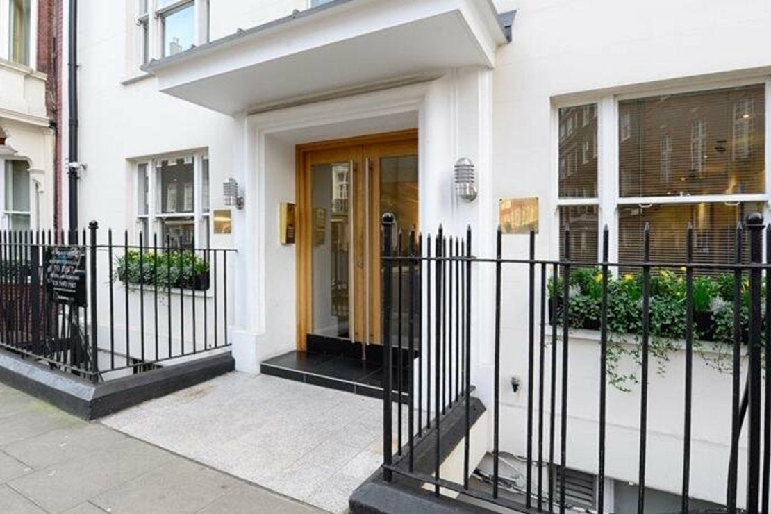 Flat Hill Street in City of Westminster