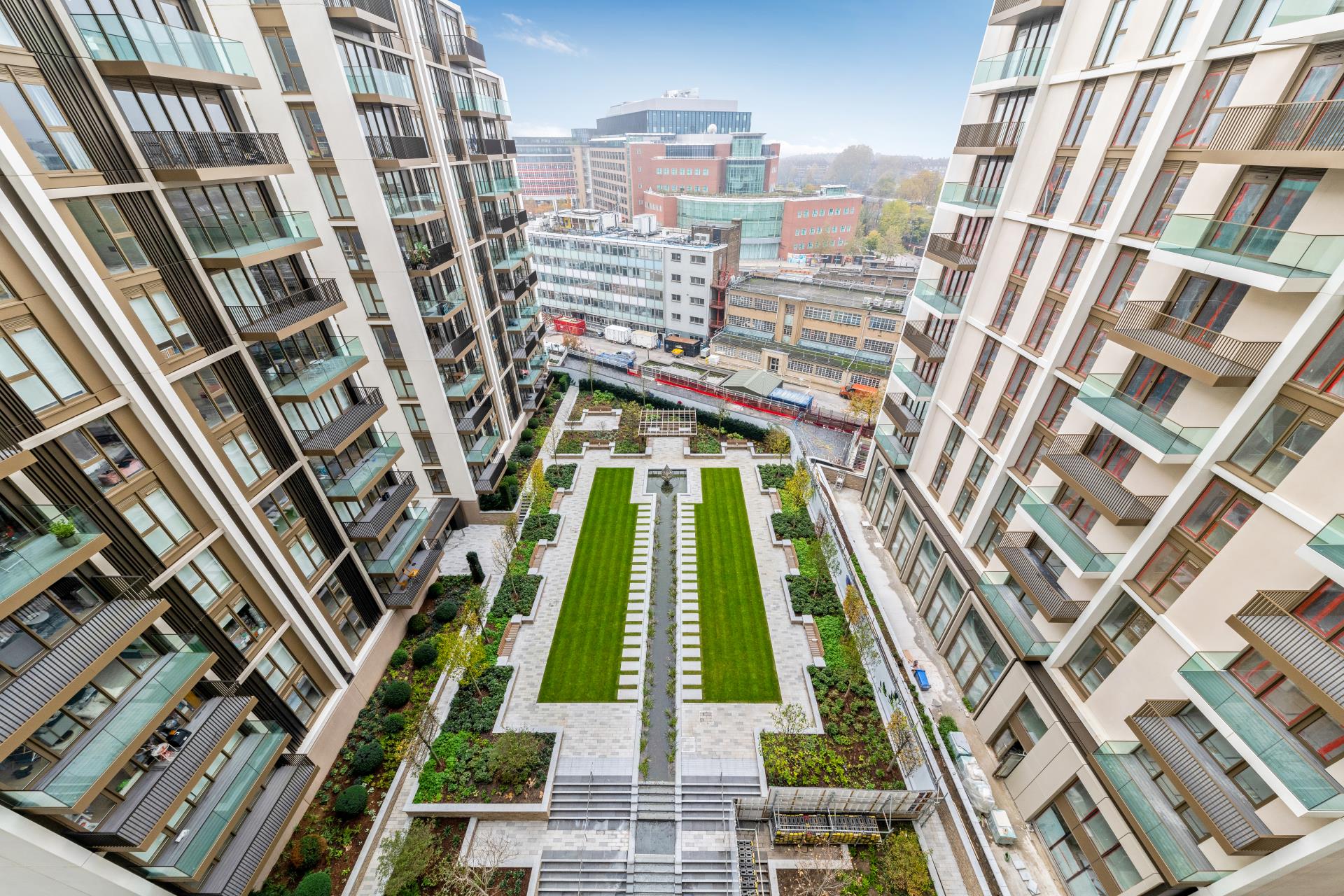 Flat Fountain Park Way in Greater London