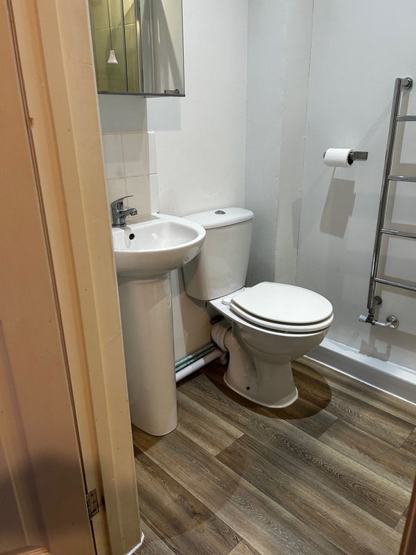 Room Leasowes Avenue in Coventry