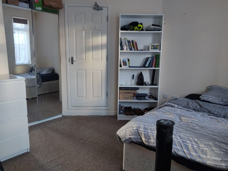 Room Leasowes Avenue in Coventry