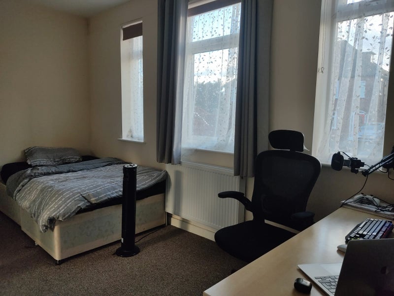 Room Leasowes Avenue in Coventry