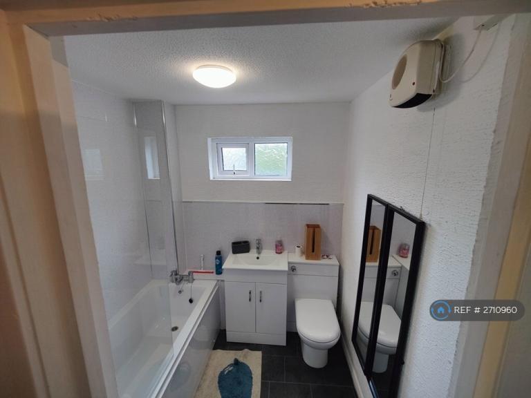 Flat Kirkstall Close in Swindon