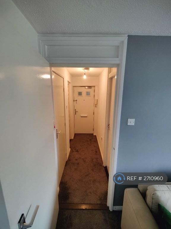 Flat Kirkstall Close in Swindon