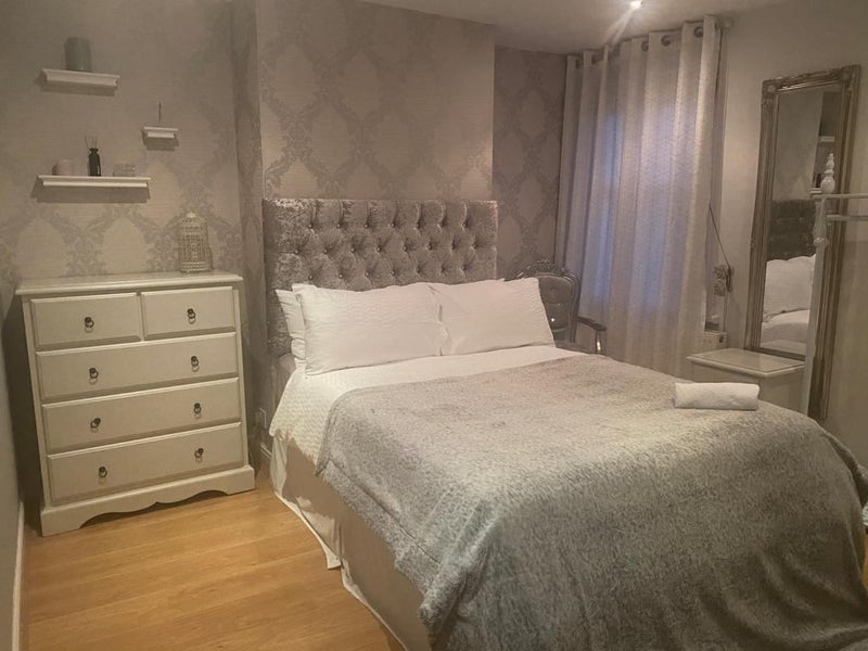 Room Old Hall Road in Trafford