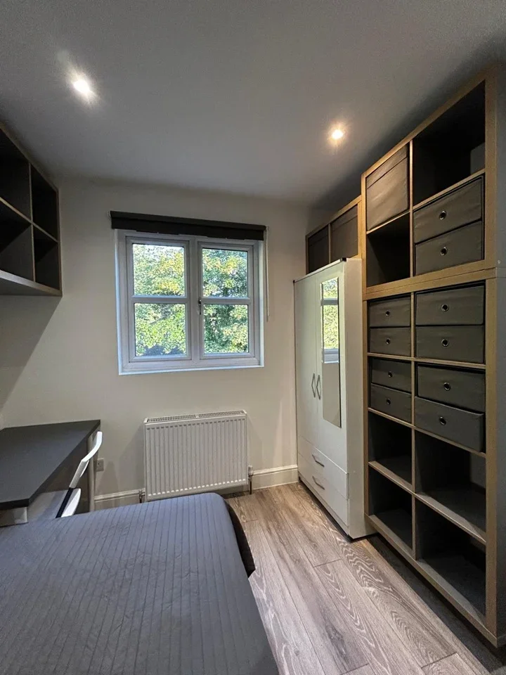 Room Cromwell Road in Luton
