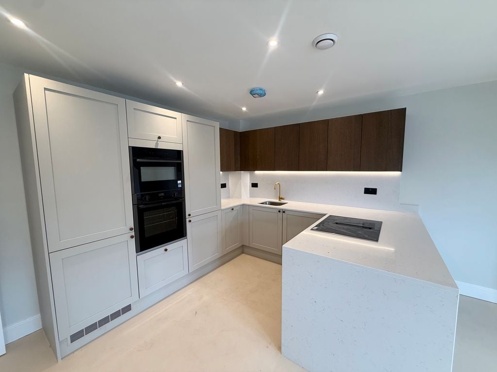 Flat Farleigh Road in Warlingham