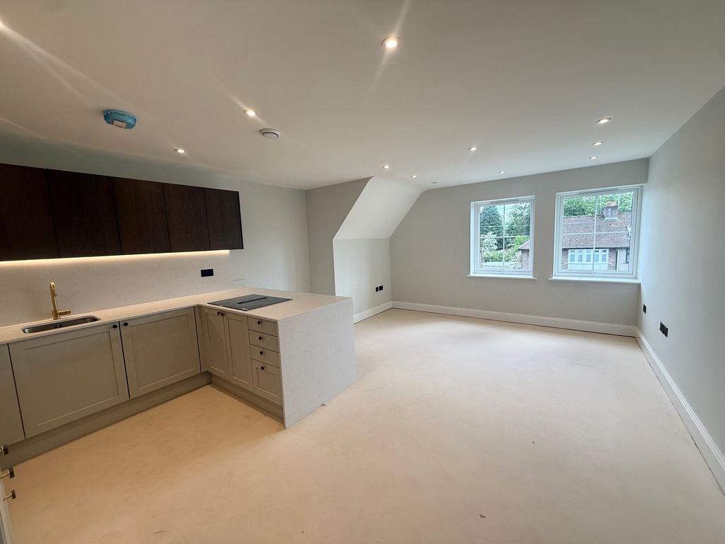 Flat Farleigh Road in Warlingham