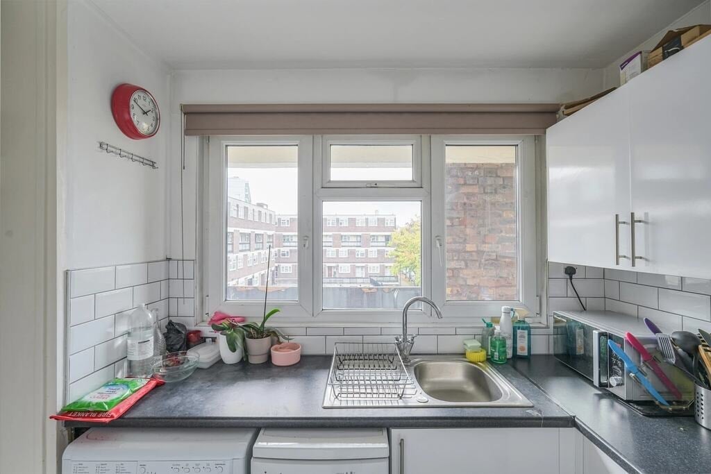 Room Wick Road in Greater London