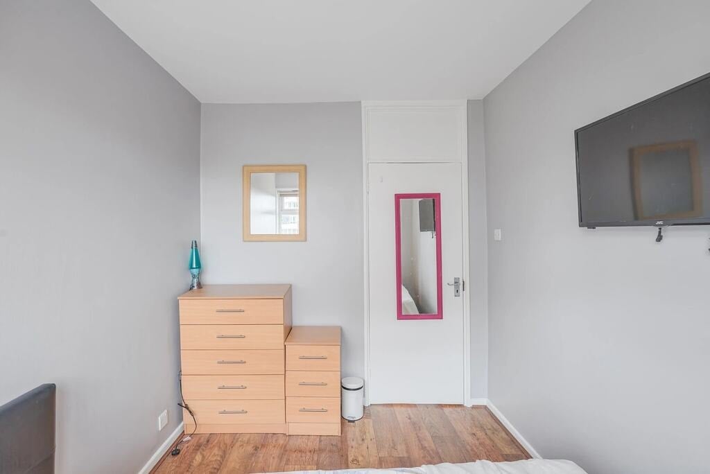 Room Wick Road in Greater London
