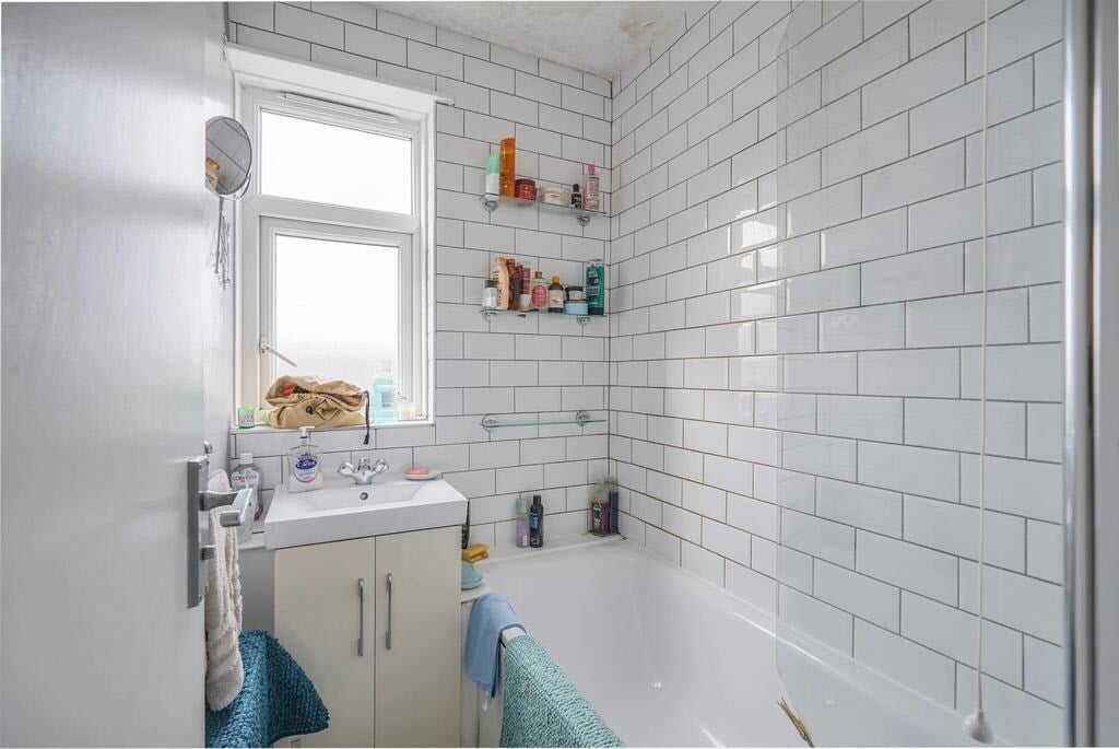 Room Wick Road in Greater London