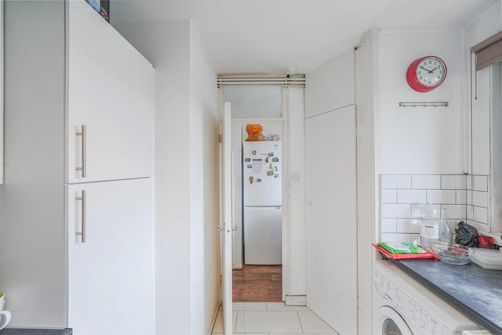 Room Wick Road in Greater London