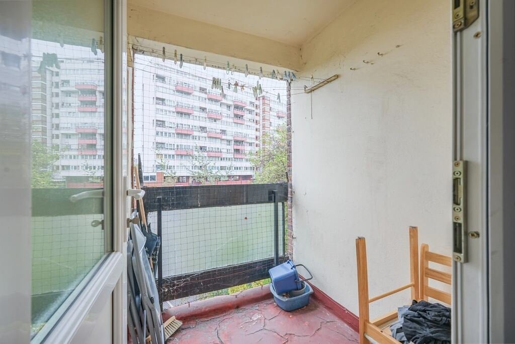 Room Wick Road in Greater London