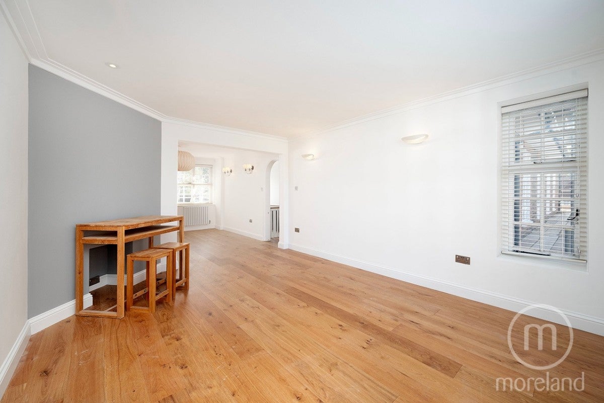 Flat Bigwood Road in Greater London