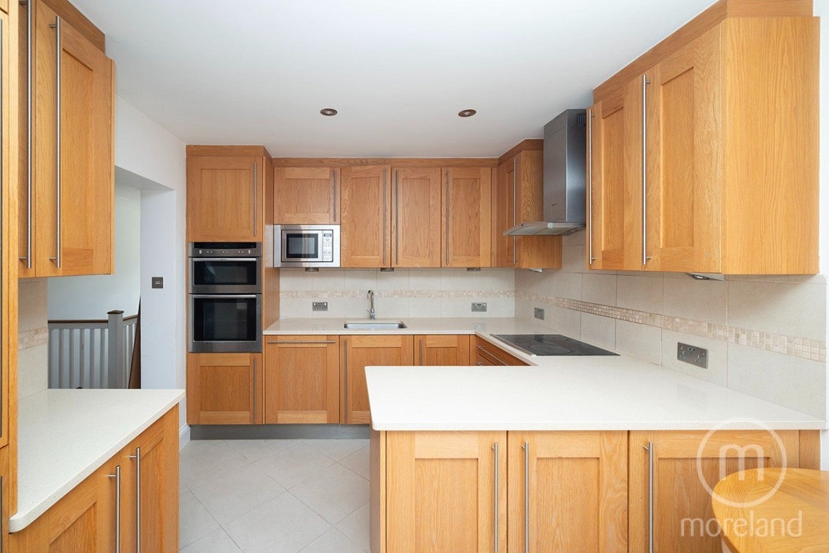 Flat Bigwood Road in Greater London