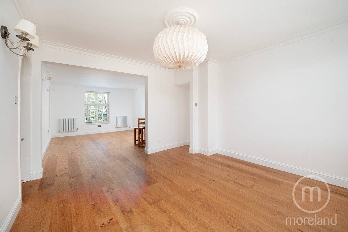 Flat Bigwood Road in Greater London