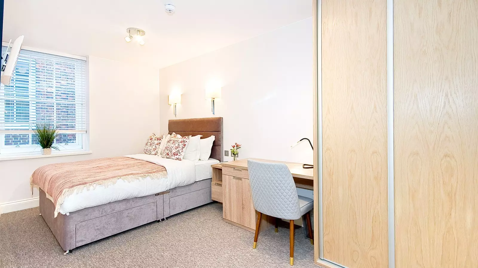 Flat Essex Street in City of Westminster