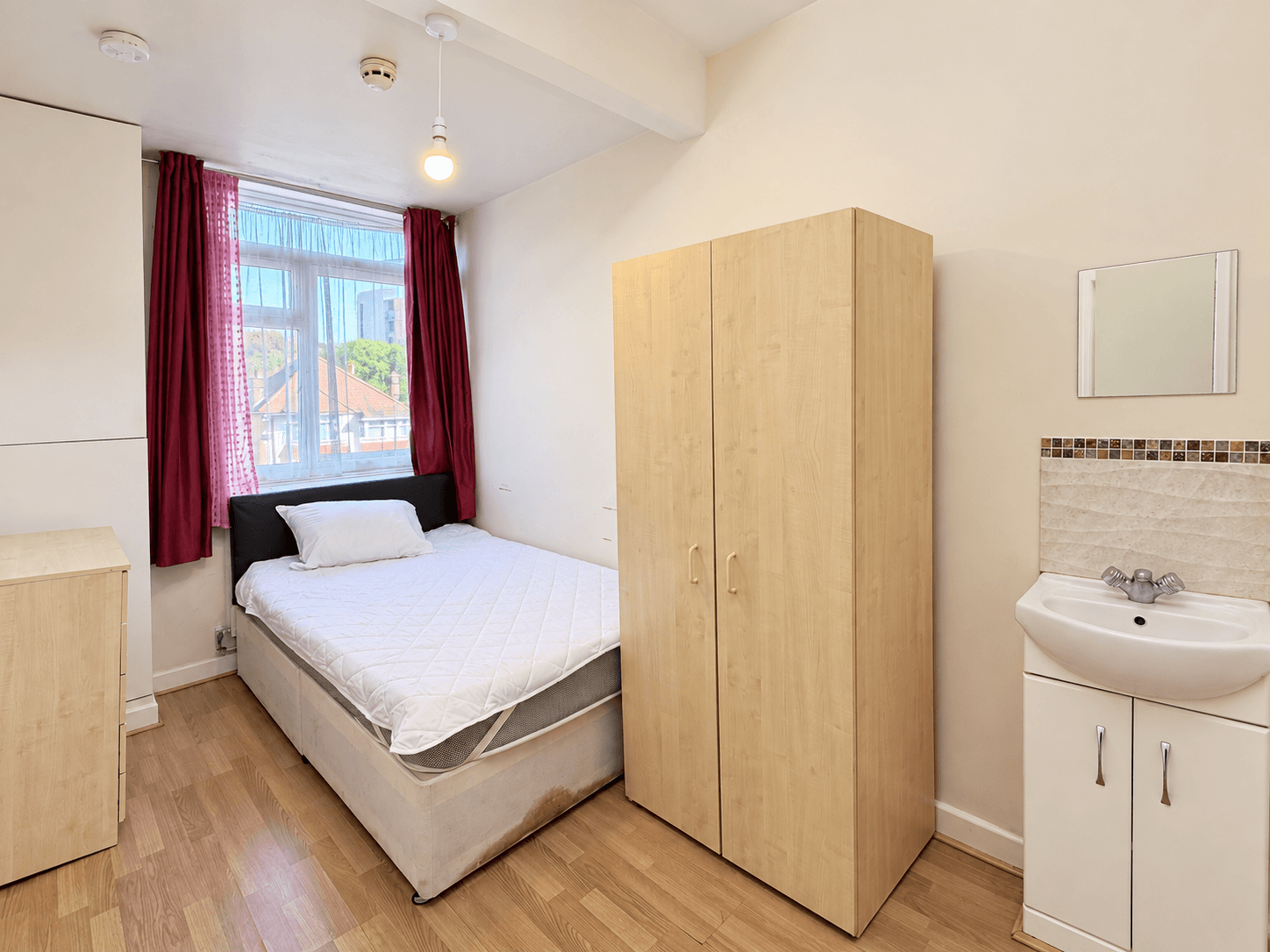 Room Chalkhill Road in Greater London