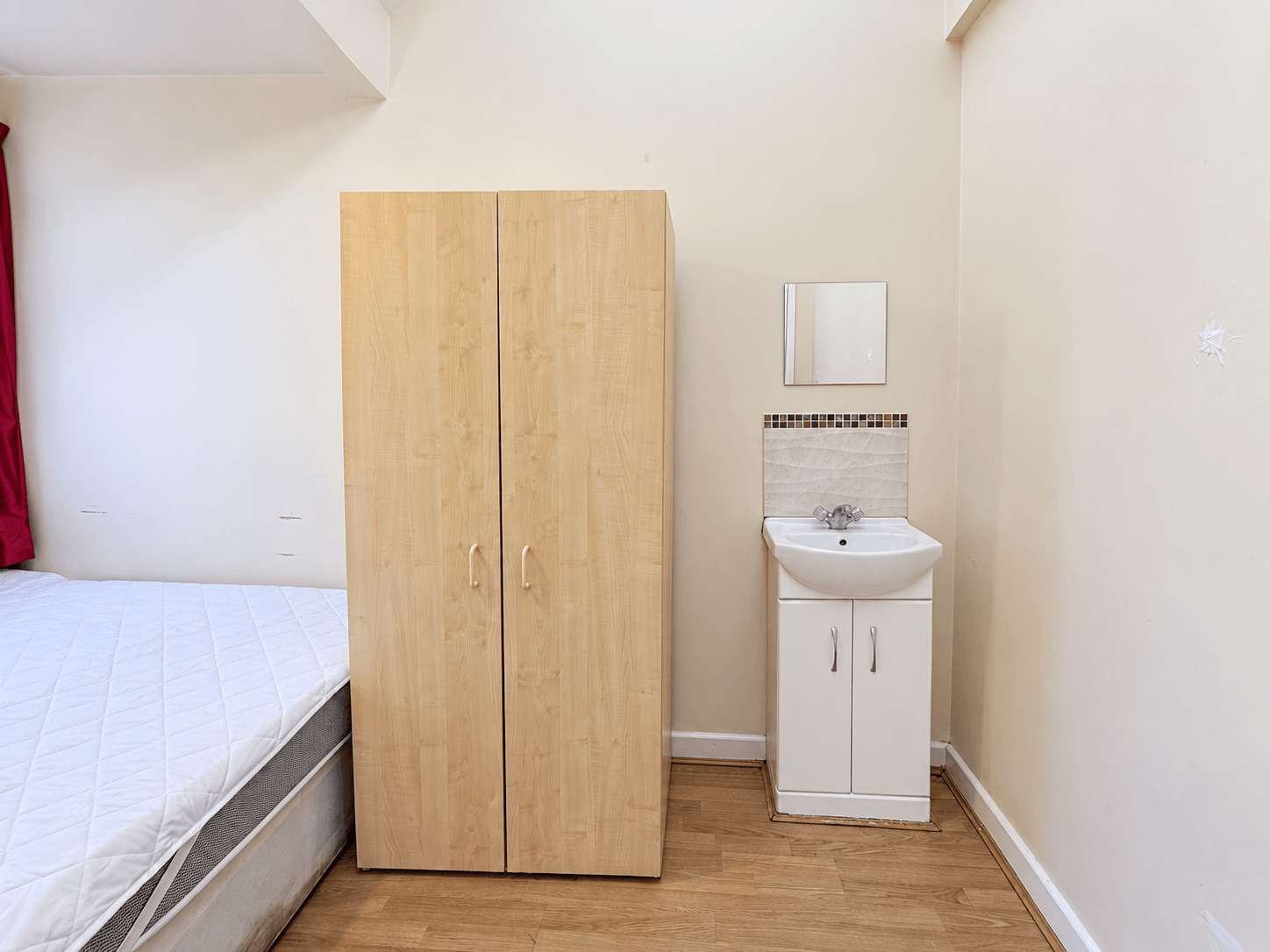Room Chalkhill Road in Greater London