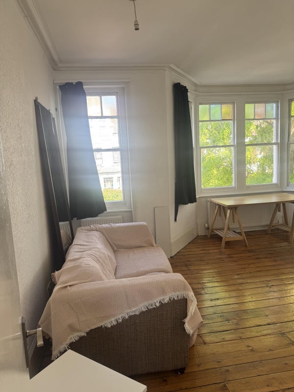 Room Ferme Park Road in Greater London