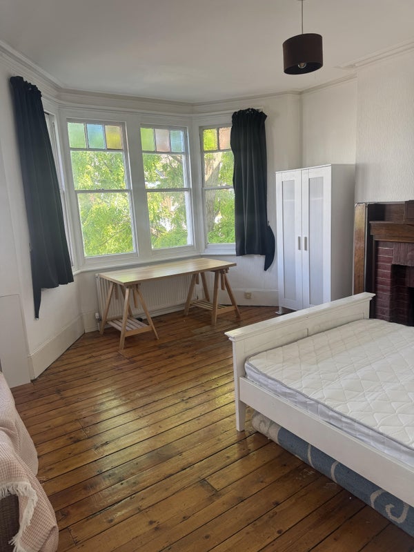 Room Ferme Park Road in Greater London