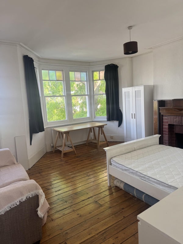 Room Ferme Park Road in Greater London