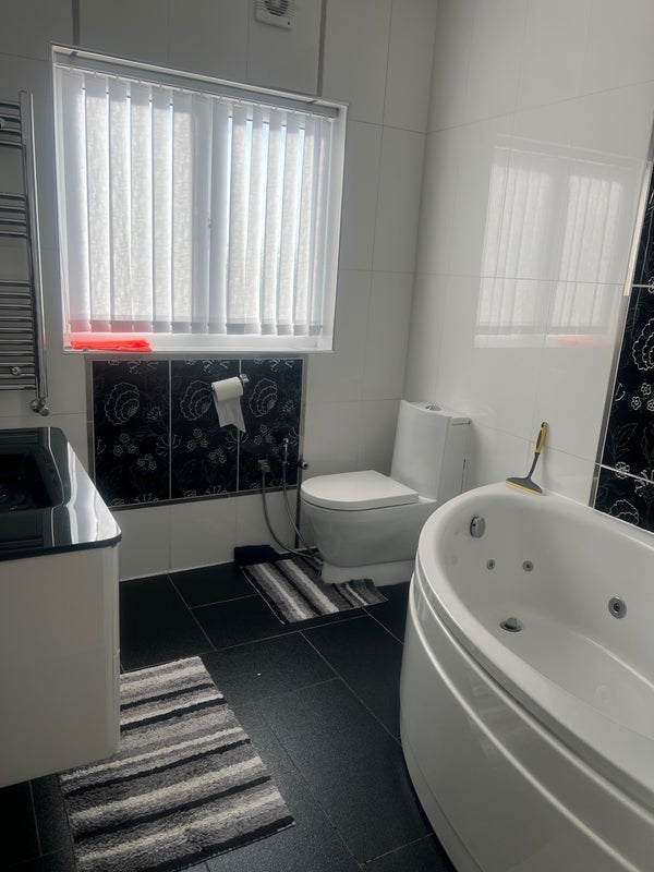 Room Bridge Road in Greater London
