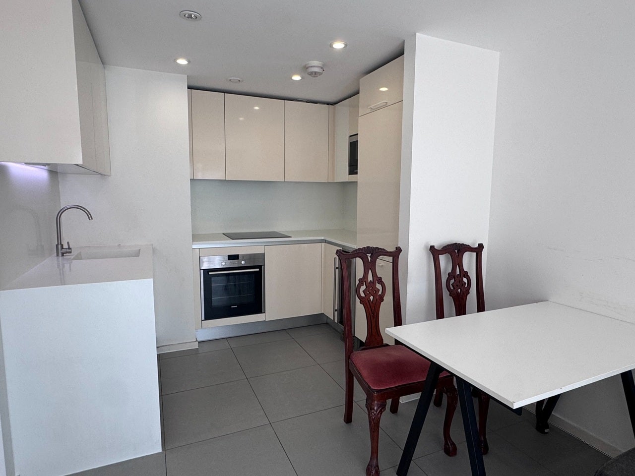 Flat Dance Square in Greater London