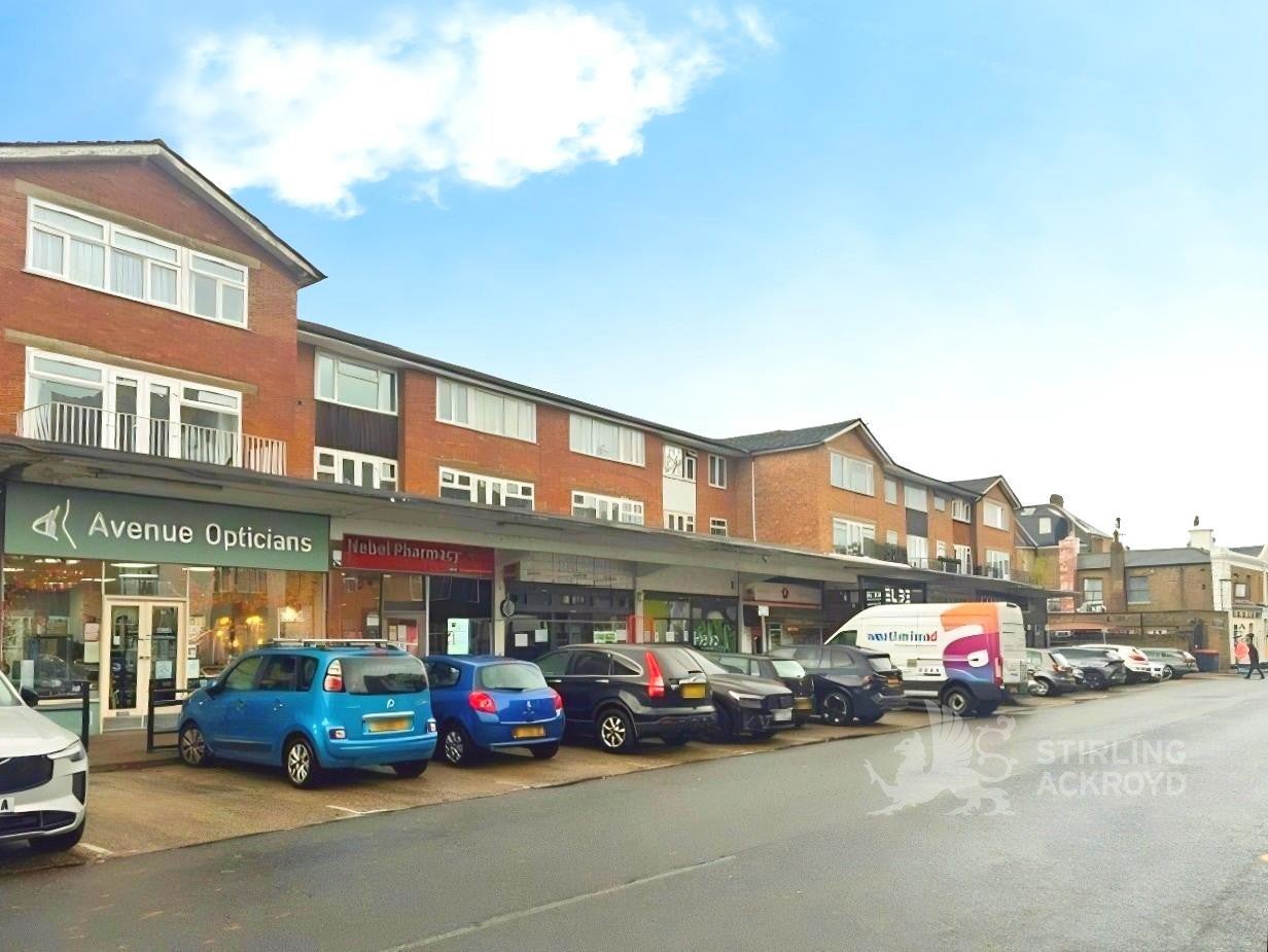 Flat Avenue Parade in Sunbury-on-Thames