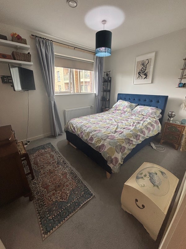 Room Louis Close in Greater London
