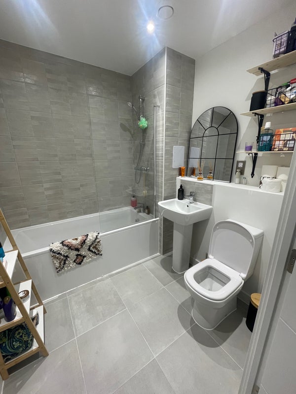Room Louis Close in Greater London