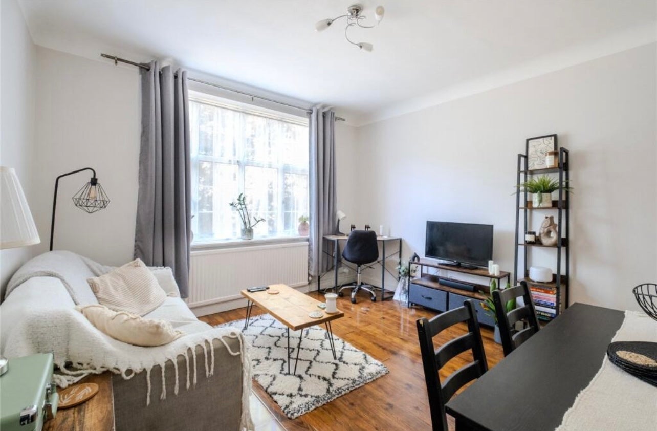 Flat Leigham Court Road in Greater London