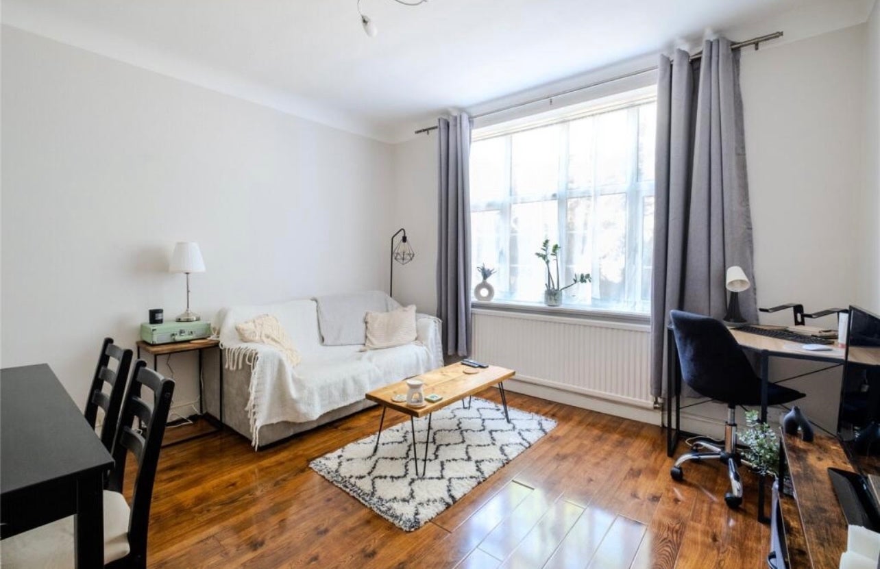 Flat Leigham Court Road in Greater London