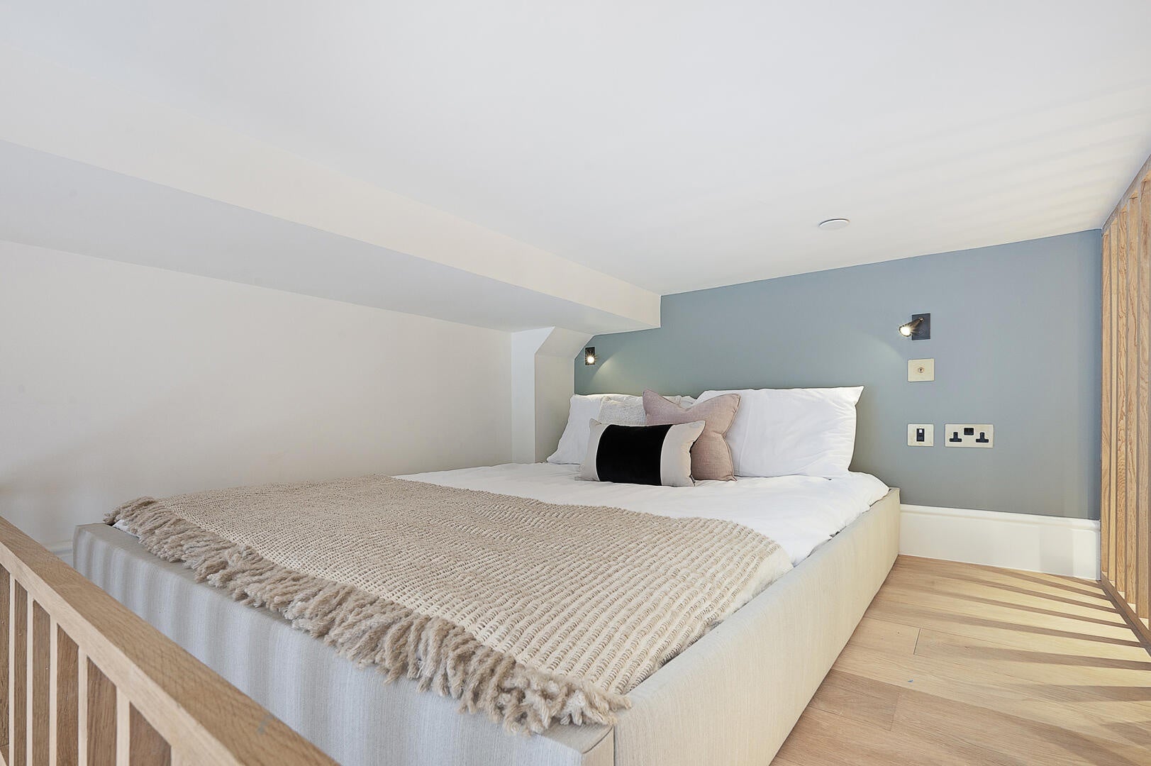 Flat Bramham Gardens in Greater London