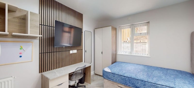 Room Heeley Road in Birmingham