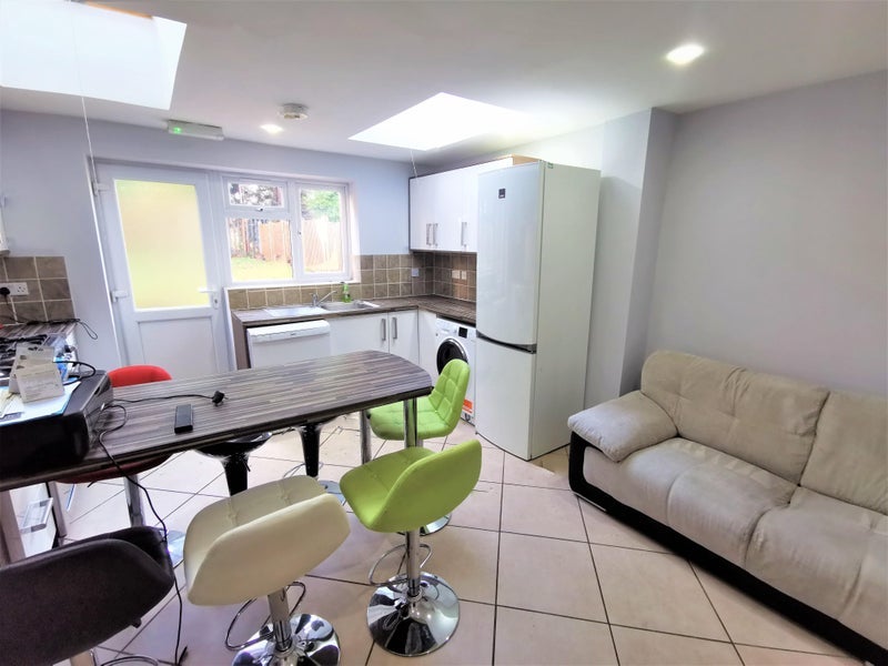 Room Heeley Road in Birmingham