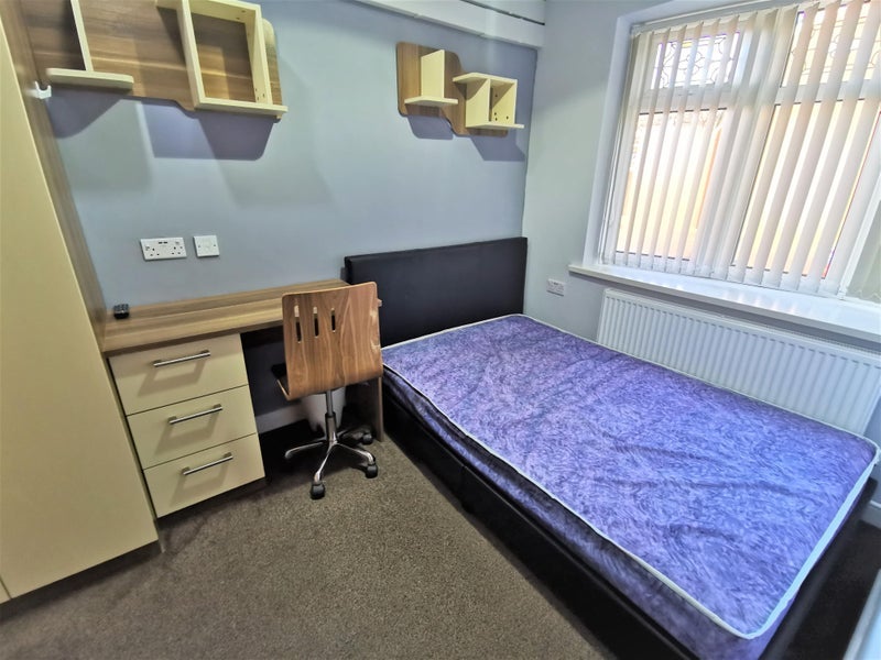 Room Heeley Road in Birmingham