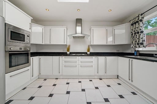 Room Lowfield Road in Greater London