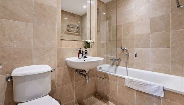 Flat Westferry Circus in Greater London