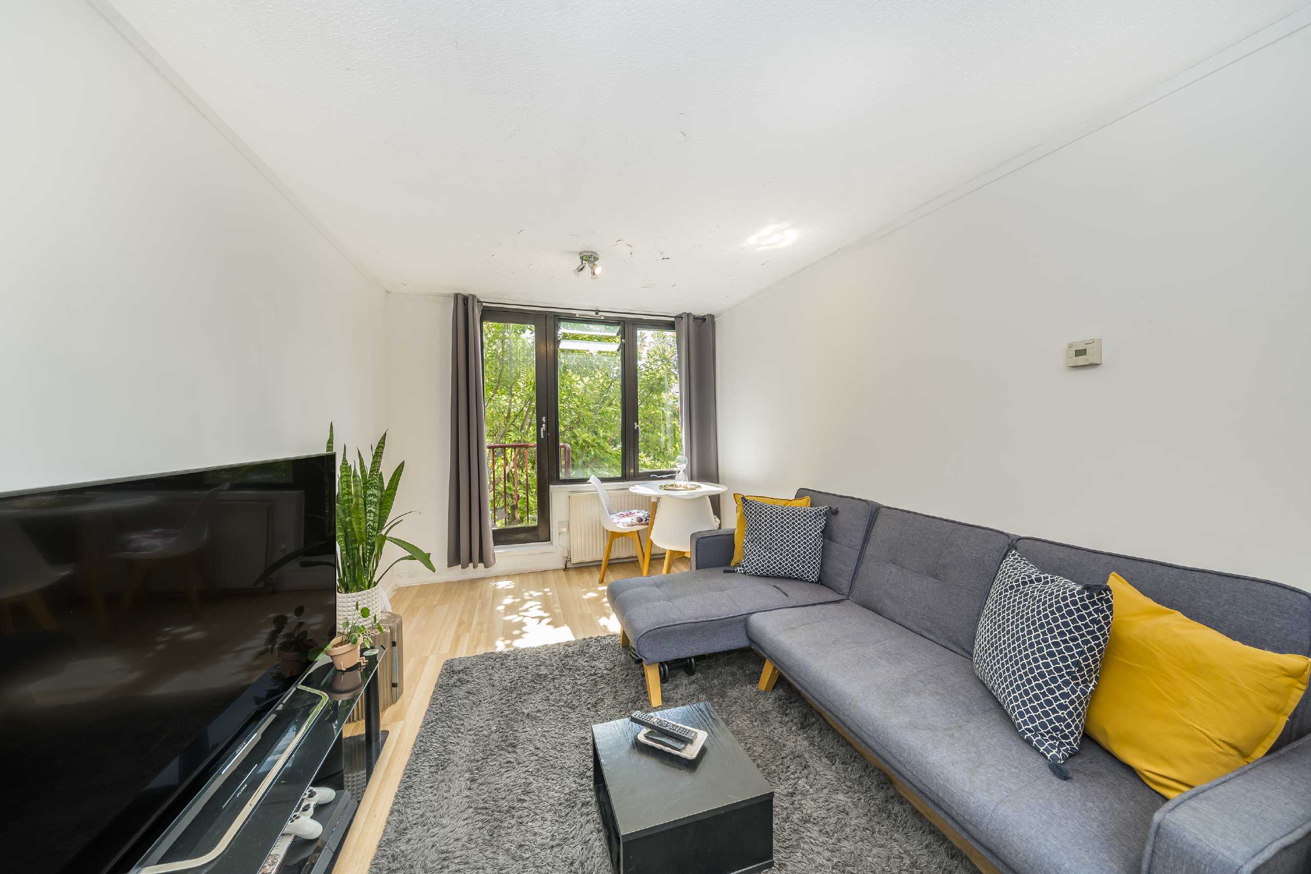 Flat Tavistock Crescent in Greater London