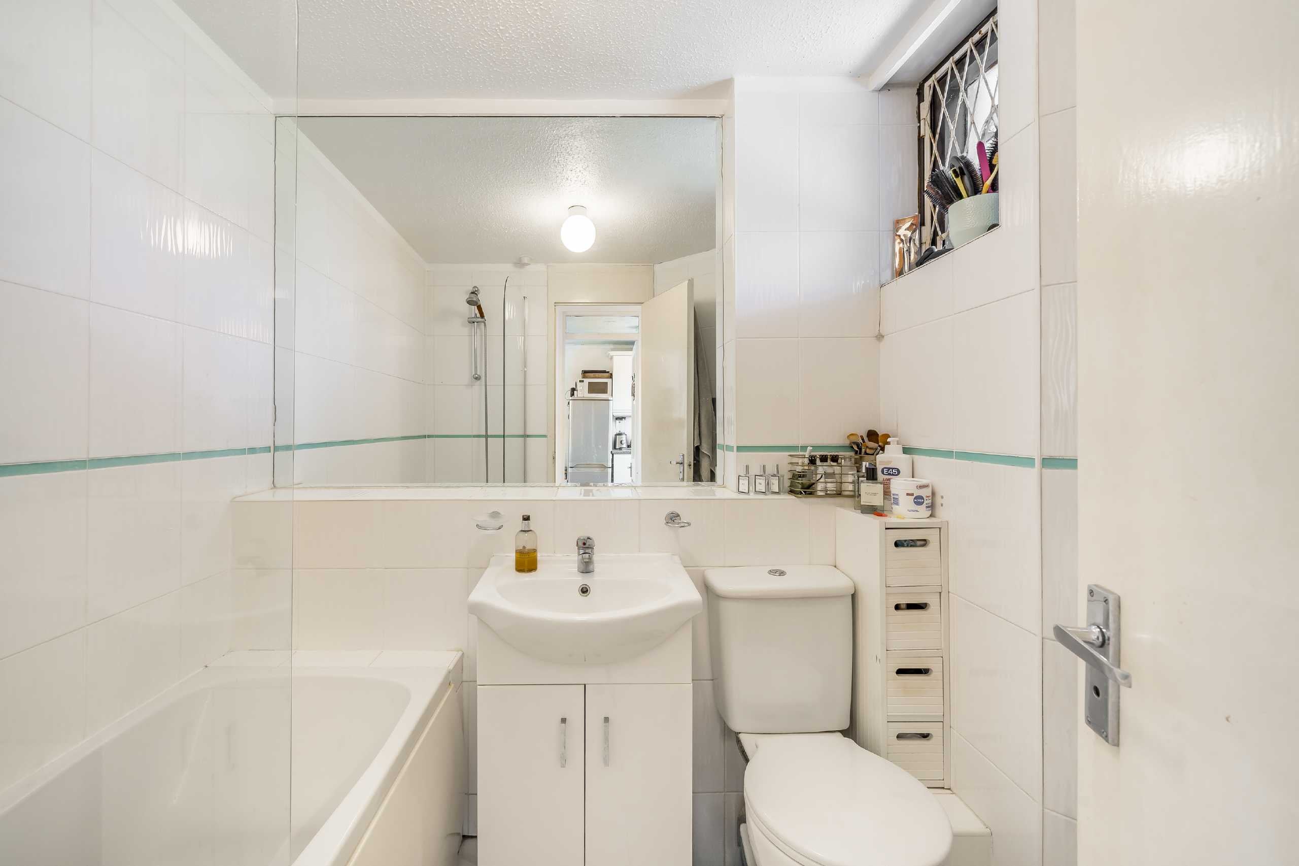 Flat Tavistock Crescent in Greater London