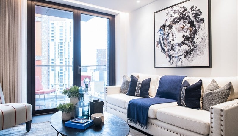 Flat Ponton Road in Greater London