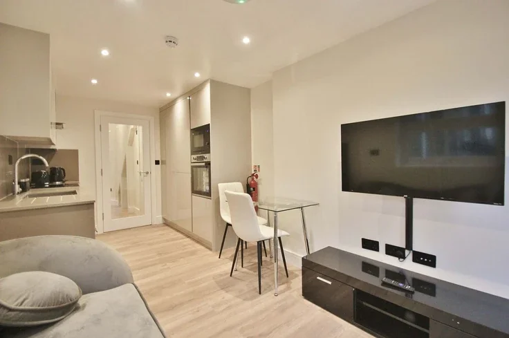 Flat Askew Road in Greater London