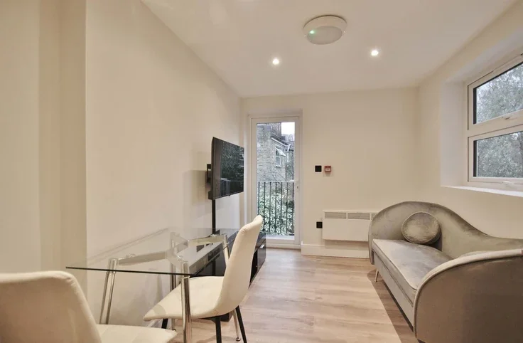 Flat Askew Road in Greater London