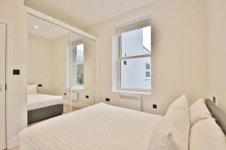 Flat Askew Road in Greater London
