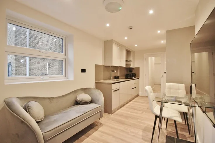 Flat Askew Road in Greater London